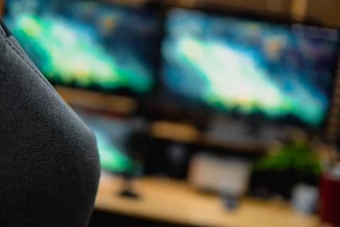 Stylish computer desk setup with dual monitors, a microphone. Foto stock