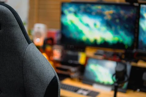 Stylish computer desk setup with dual monitors, a microphone. Foto stock