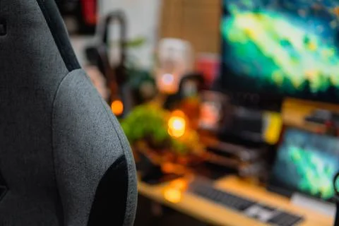 Stylish computer desk setup with dual monitors, a microphone. Foto stock