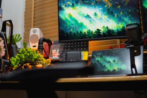 Stylish computer desk setup with dual monitors, a microphone. Foto stock