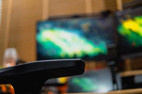 Stylish computer desk setup with dual monitors, a microphone. Foto stock
