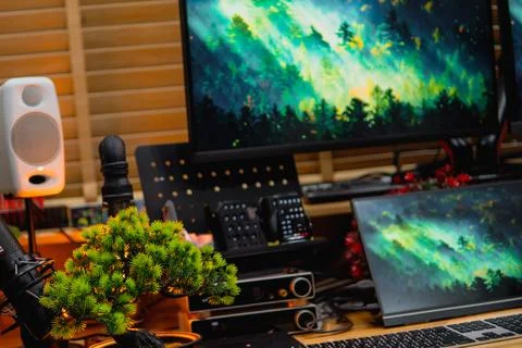 Stylish computer desk setup with dual monitors, a microphone. Foto stock