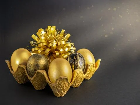 Stylish concept of Easter golden eggs. Easter golden eggs on a dark backgro.. Stock Photos