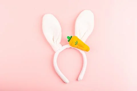 Stylish easter background with rabbit ears on pink. Flat lay, top view, mocku Foto stock