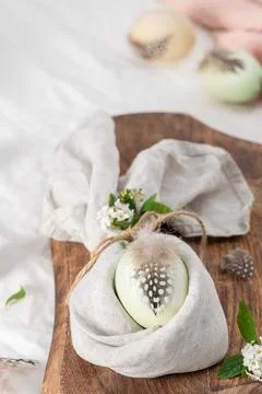 Stylish Easter brunch table setting with egg in easter bunny napkin. Foto stock