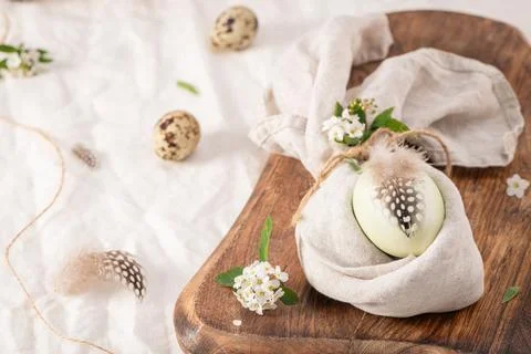 Stylish Easter brunch table setting with egg in easter bunny napkin. Foto stock