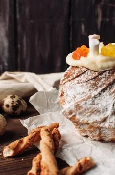 Stylish Easter cake with marshmallows and jelly bears Stock-Fotos