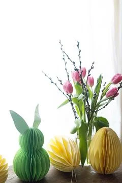 Stylish Easter eggs and Easter bunny paper honeycomb decoration on rustic t.. Foto stock
