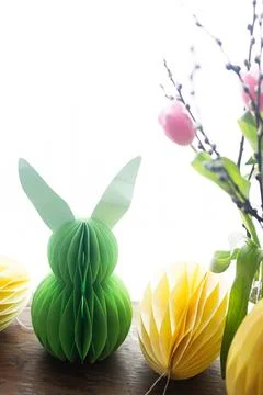 Stylish Easter eggs and Easter bunny paper honeycomb decoration on rustic t.. Foto stock