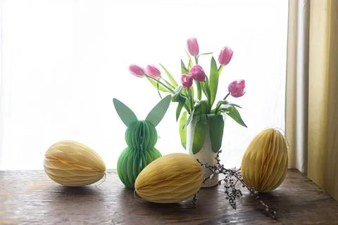 Stylish Easter eggs and Easter bunny paper honeycomb decoration on rustic t.. Foto stock