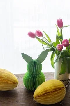 Stylish Easter eggs and Easter bunny paper honeycomb decoration on rustic t.. Foto stock