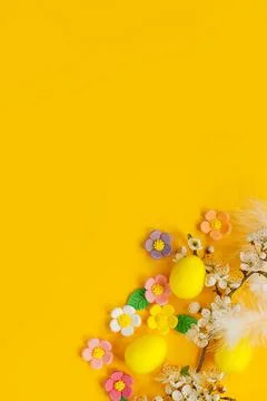 Stylish Easter eggs, colorful candy flowers and cherry blossoms flat lay on.. Stock Photos