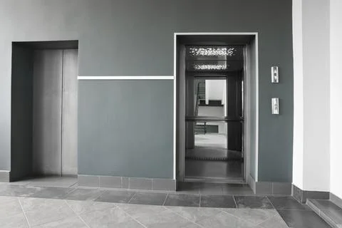 Stylish elevator with open and close doors Fotos de archivo