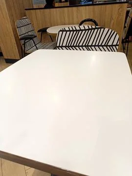 Stylish empty cafe view with tables and chairs set up for diners Foto stock