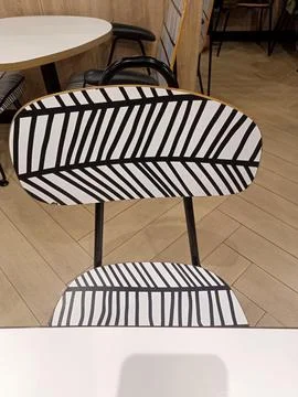 Stylish empty cafe view with tables and chairs set up for diners Foto stock