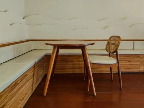 Stylish empty decorative cafe room with wooden set of table and chair Foto stock