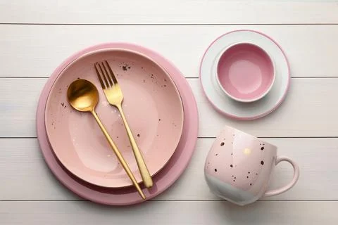 Stylish empty dishware and cutlery on white wooden table, flat lay Stockfoto's