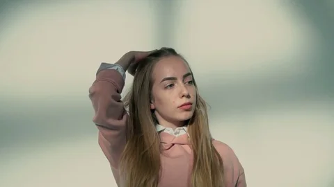 Stylish Girl Posing Before Wall 動画素材 85167664