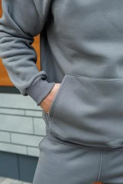 This stylish gray sweatshirt features a captivating pattern, perfect for casu Foto stock