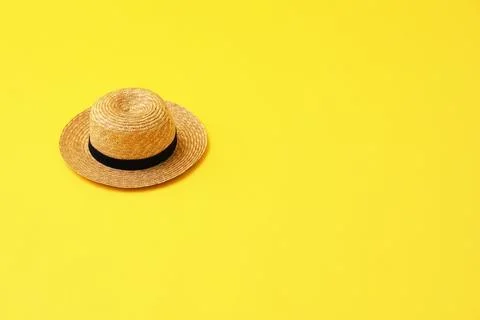 Stylish hat on yellow background, space for text. Summer beach accessories Stock-Fotos