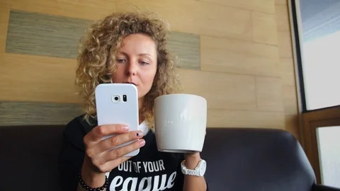 Stylish Hipster Woman With Coffee Using Mobile Phone Stockbeeldmateriaal 71120895
