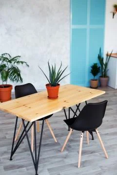 Stylish kitchen interior with dining table and chairs Foto stock