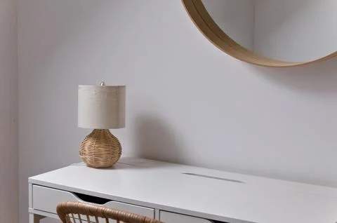Stylish lamp on table, mirror on the wall. comfortable work place Foto stock