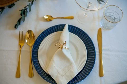 Stylish light Christmas table setting with golden cutlery. Festive feasts. .. Foto stock