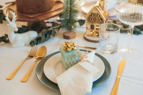 Stylish light Christmas table setting with golden cutlery. Festive feasts. De Stock Photos