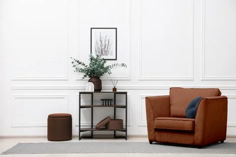 Stylish living room with elements in mocha mousse shade. Interior design wi.. Foto stock