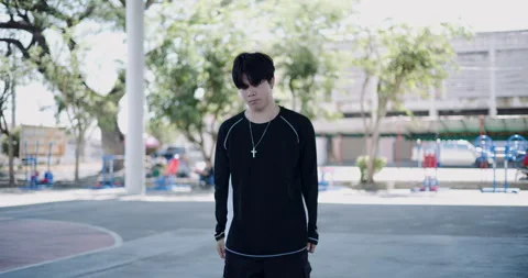 A stylish man is having fun freestyle dancing alone. Vidéo 313173855