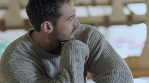 Stylish man sits in pose on the rafter of old building. Slowly Vídeo Stock 80922414