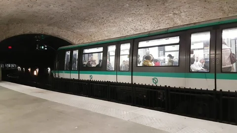 Stylish metro platform and arriving modern train with passengers in it in Paris 스톡 동영상 86861702