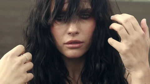 Stylish model posing and looking at camera Видео 76204298