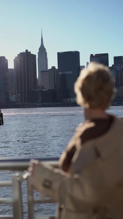 Stylish Model Posing by Hudson River with Manhattan Skyline in the Background Vidéo 291633040