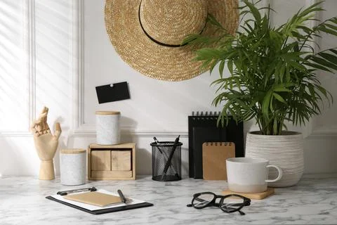 Stylish office workplace. Decor elements, glasses, cup and stationery on ma.. Foto stock
