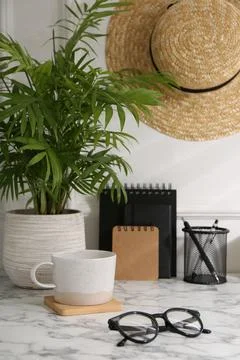 Stylish office workplace. Decor elements, glasses, cup and stationery on ma.. Foto stock