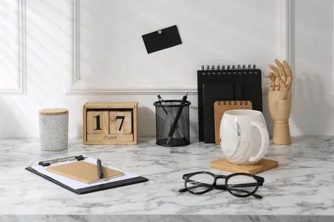 Stylish office workplace. Decor elements, glasses, cup and stationery on ma.. Foto stock