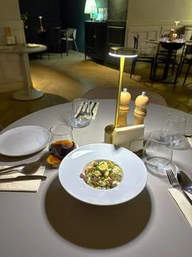 A stylish restaurant table setup featuring a modern lamp Foto stock