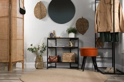 Stylish room interior with console table and beautiful decor elements Foto stock