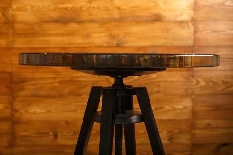 A stylish round table showcasing a stunning petrified wood top Fotos de archivo