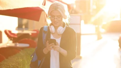 Stylish student in black jacket wanders around city streets Vídeo Stock 113508798