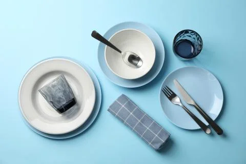 Stylish table setting on blue background, top view Stockfoto's