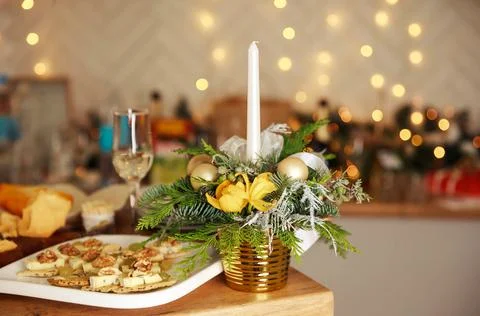 Stylish table setting with burning candles and Christmas decorations Foto stock