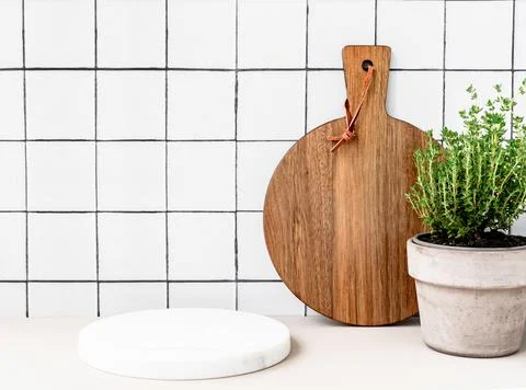 Stylish white kitchen background with marble white round podium for adverti.. Stock-Fotos