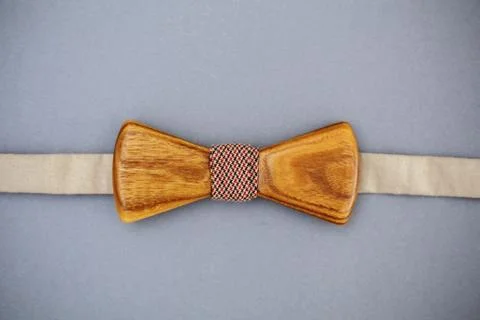 Stylish wooden bowtie soft cloth ribbon. Classic groom accessories.  Foto stock