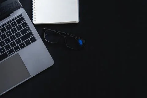 Stylish workspace setup featuring a modern laptop, a blank notepad, and a p.. 写真素材