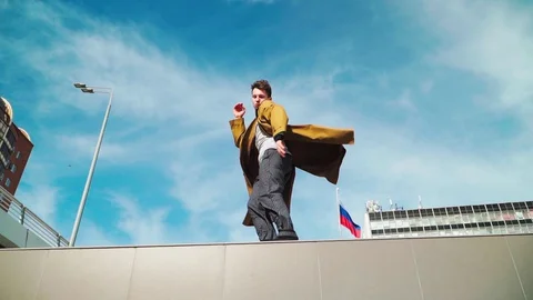 Stylish Young Guy street dancer is dancing on the parapet in the city Vidéo 129055128