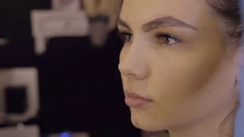 Stylist does beautiful eyebrows to the young beautiful woman. Beauty shop. Close 스톡 동영상 73944015