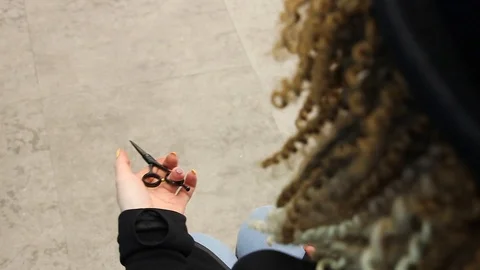 Stylist twirls scissors in hands, practices and training new skills Stockbeeldmateriaal 109901927